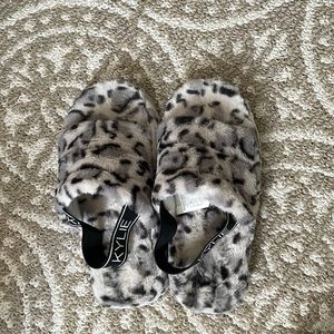 Size 6 fluffy slippers, barely worn